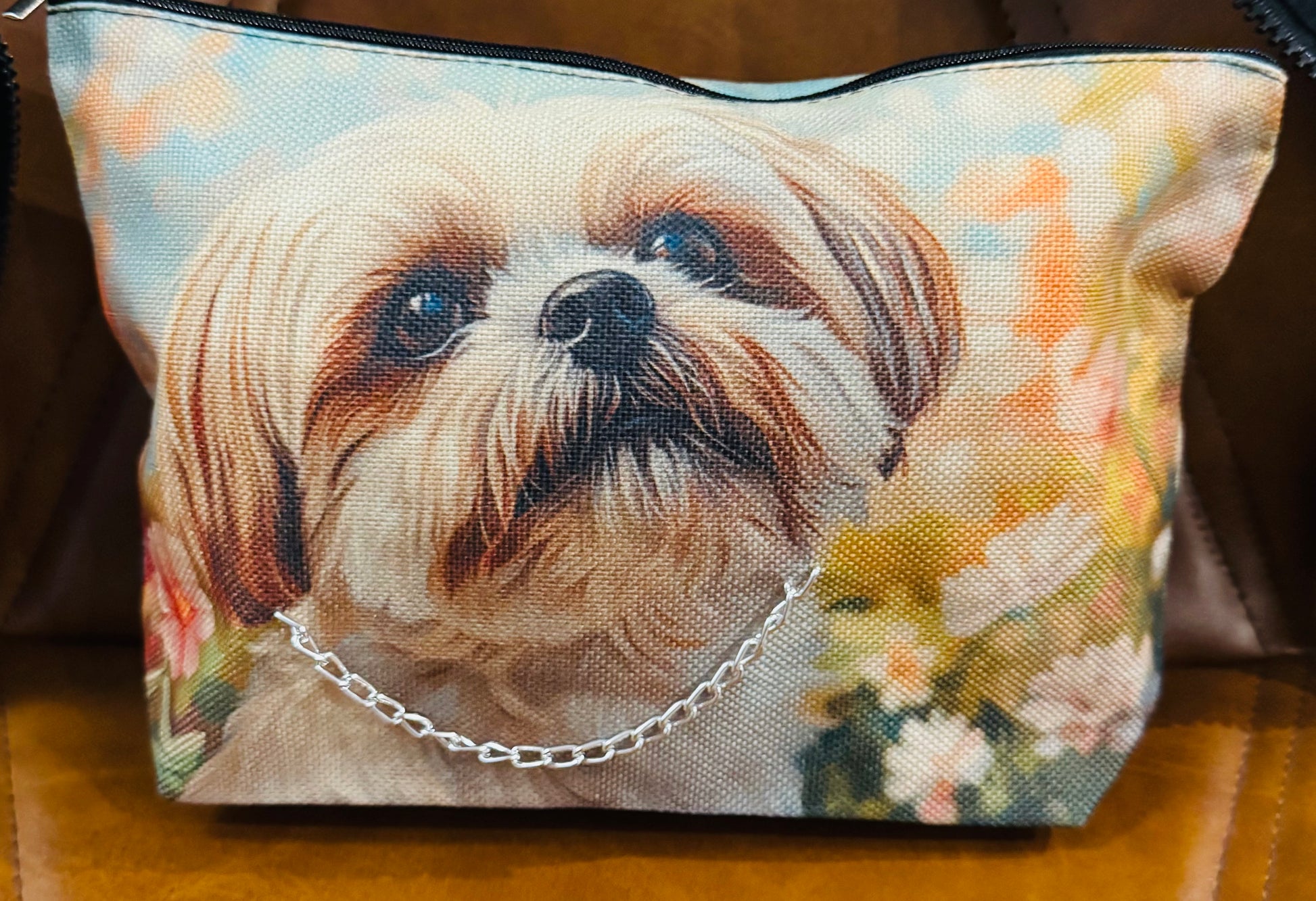 Shi Tzu dans un étui de jardin