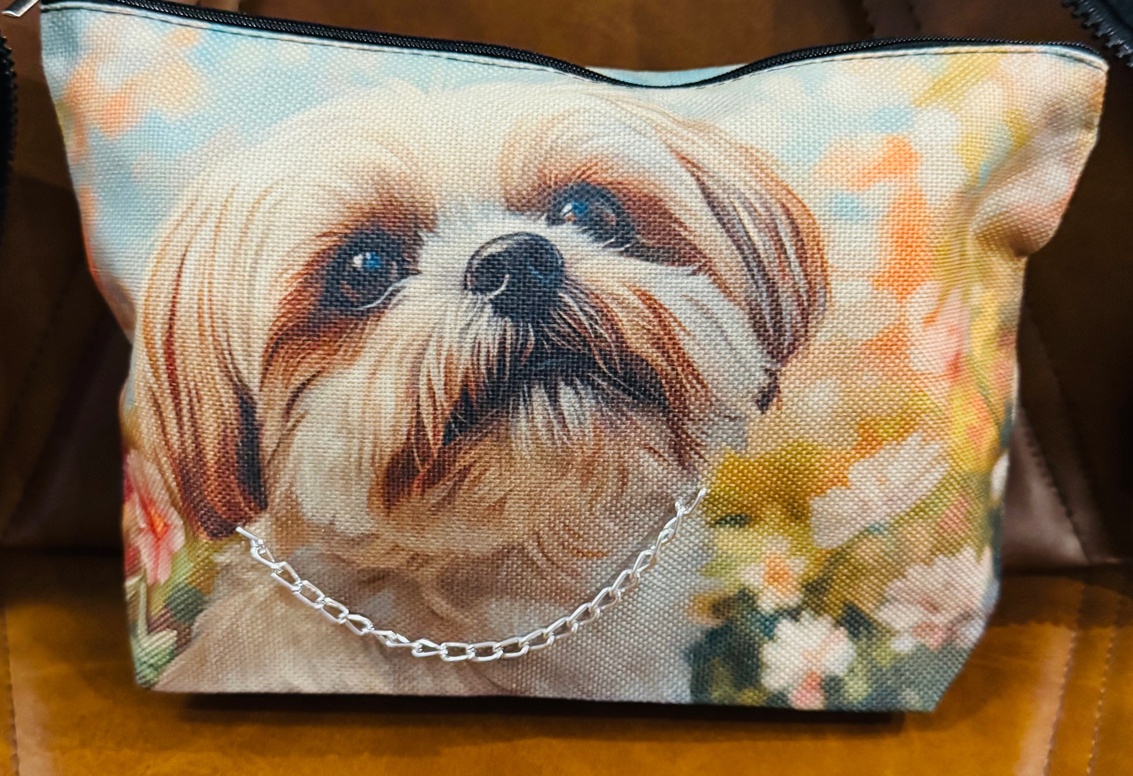 Shi Tzu dans un étui de jardin