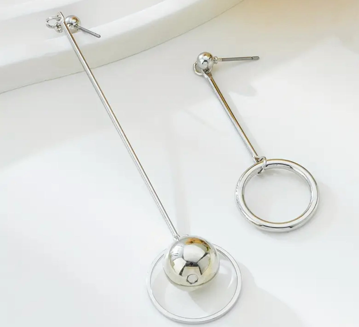 Boucles d'oreilles asymétriques boule et cercle (or)