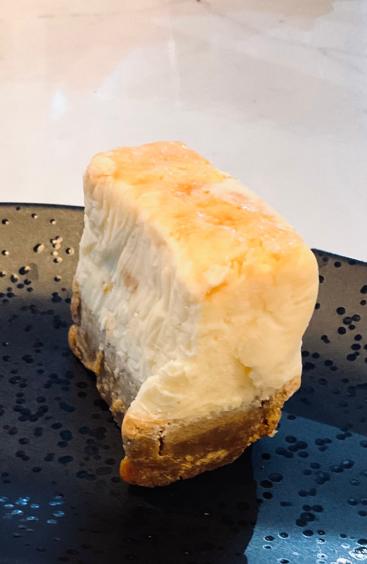 Tranche de gâteau au fromage et aux noix de gingembre