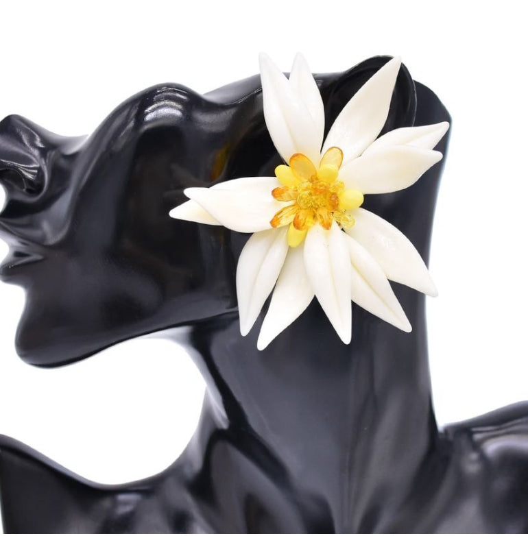 Boucles d'oreilles Boho en résine avec fleur de dahlia blanc