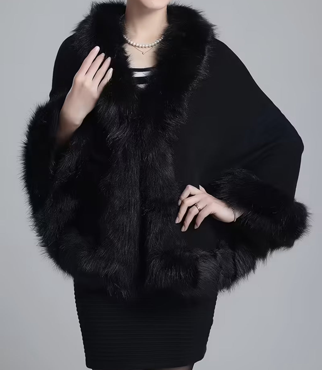 Châle noir avec bordure en fausse fourrure