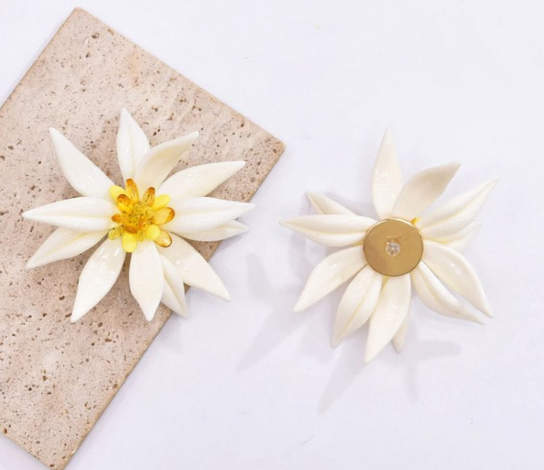 Boucles d'oreilles Boho en résine avec fleur de dahlia blanc