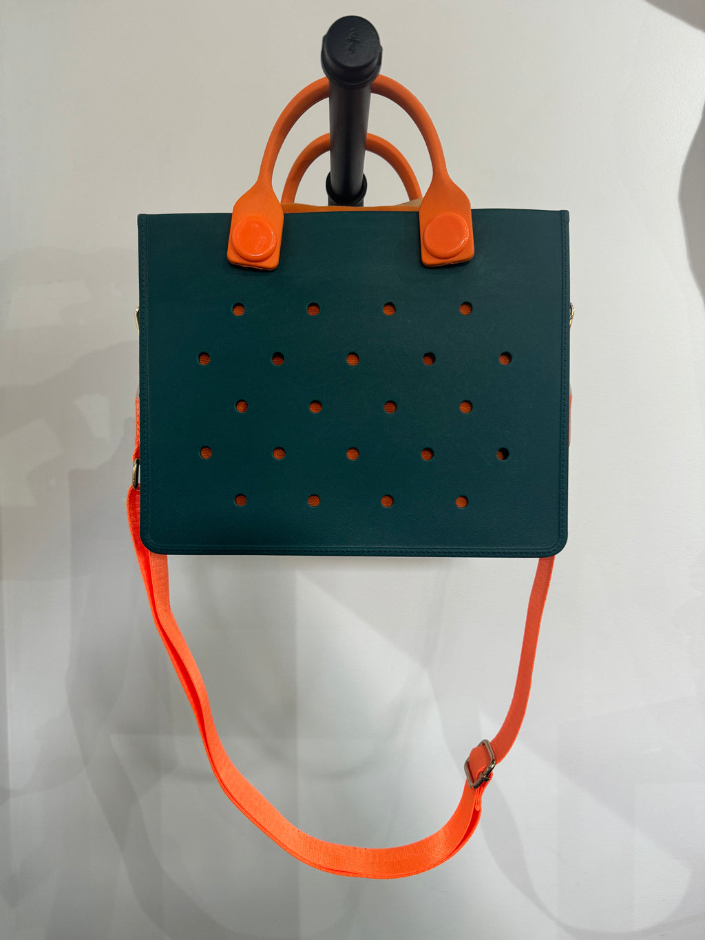 Sac en caoutchouc avec sangle et poche intérieure zippée