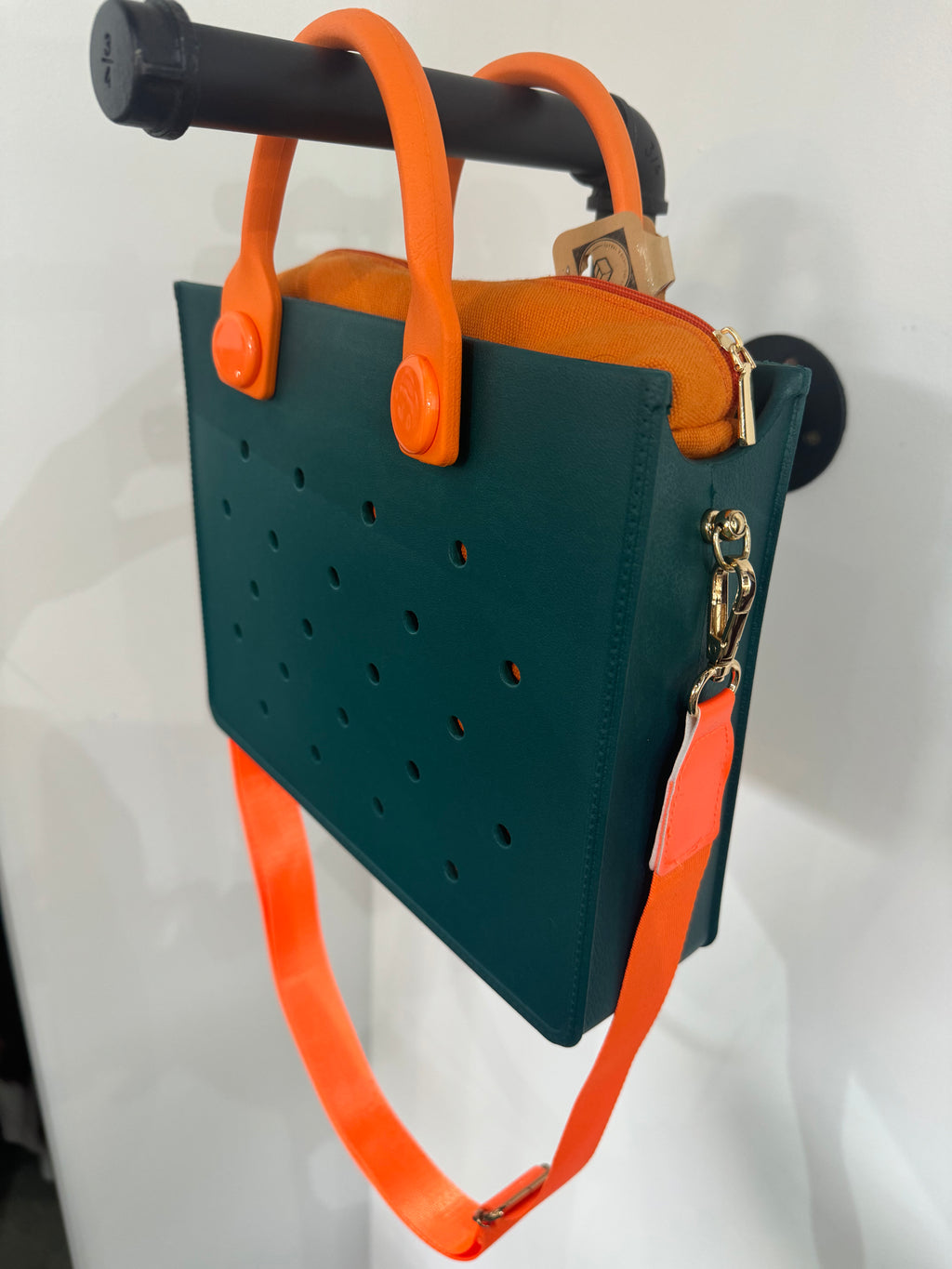 Sac en caoutchouc avec sangle et poche intérieure zippée