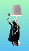 Dark tenant une lampe sucette