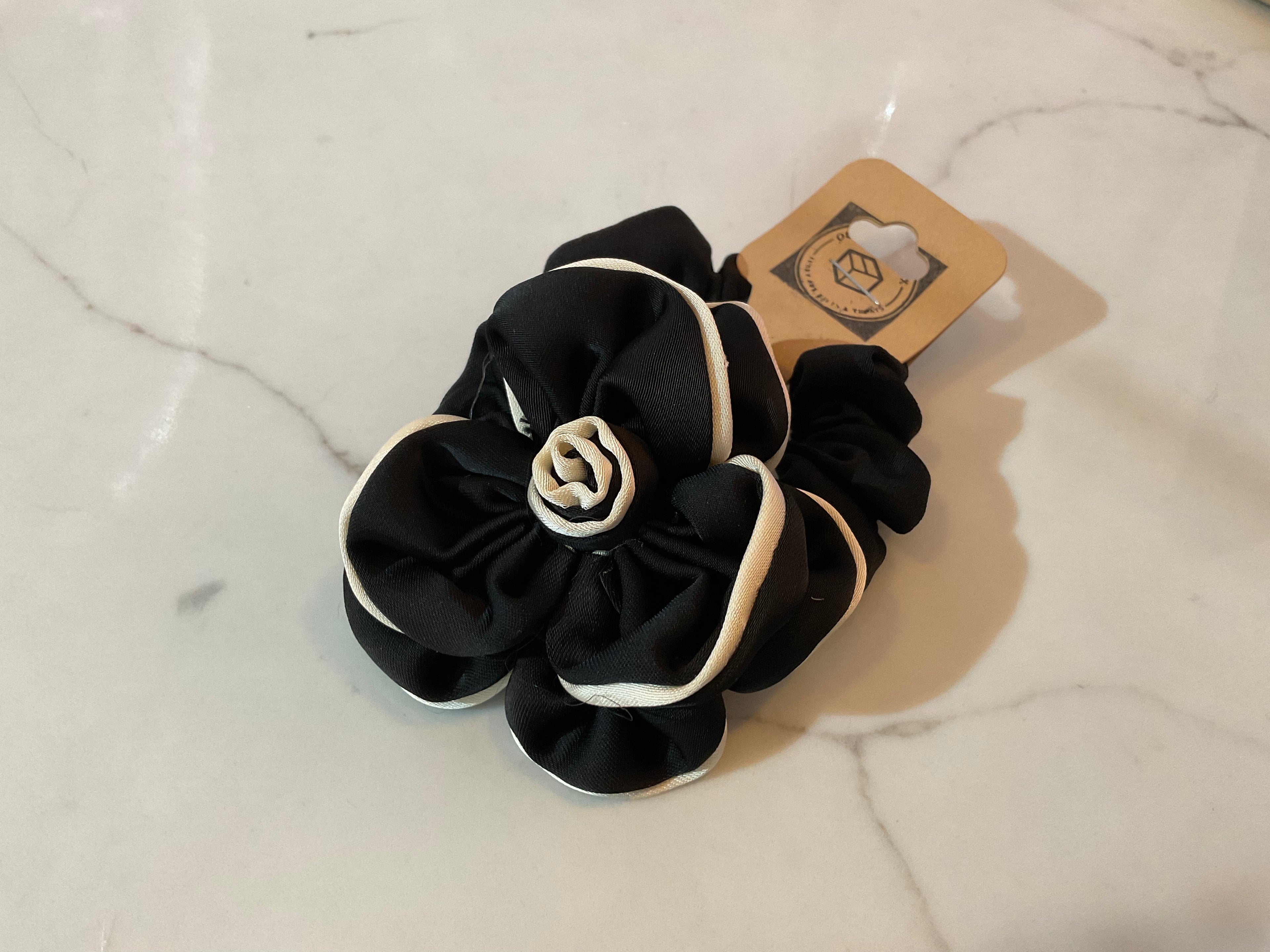 Chouchou à fleurs noires et blanches