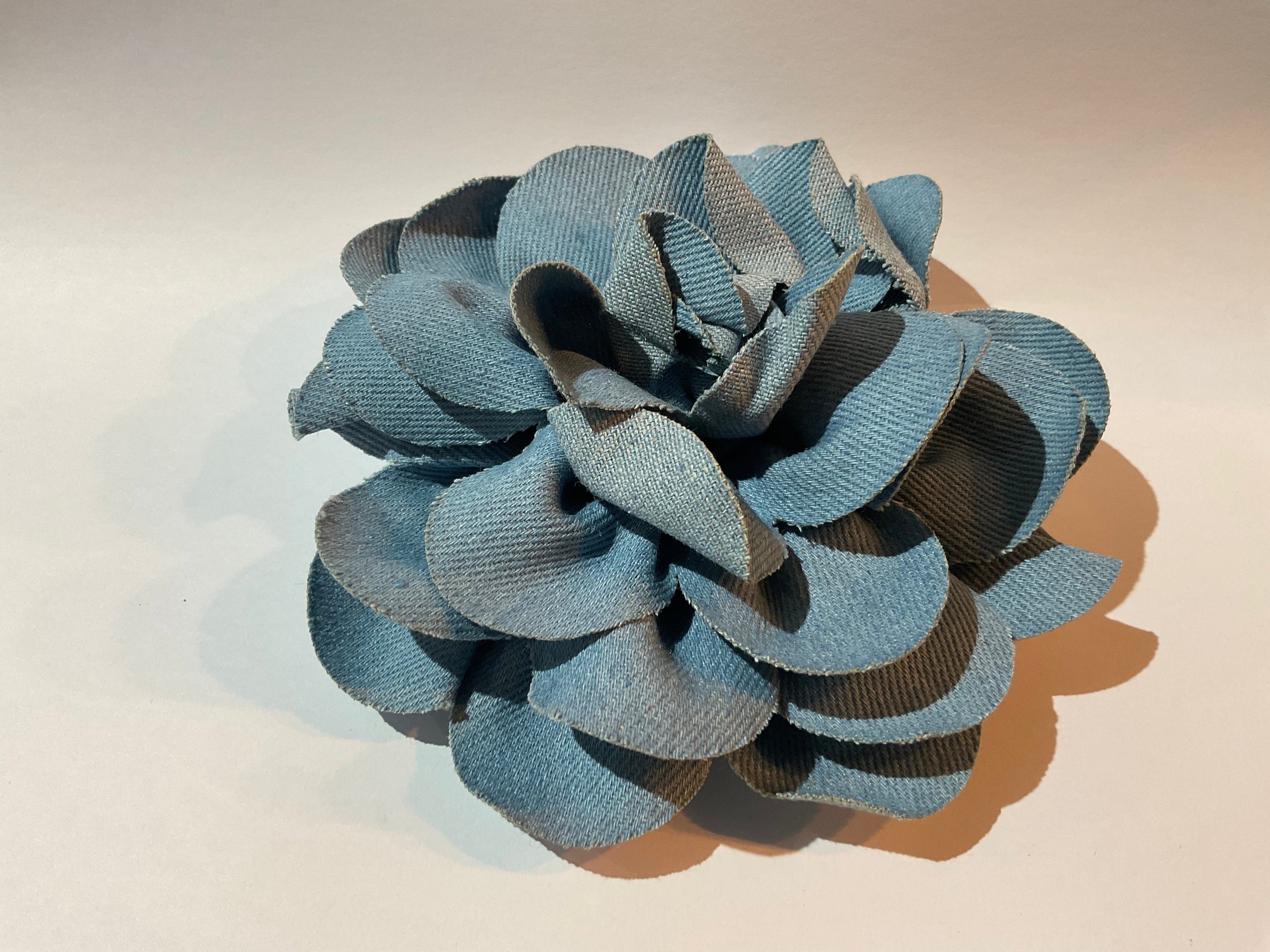 Broche/clip fleur en jean