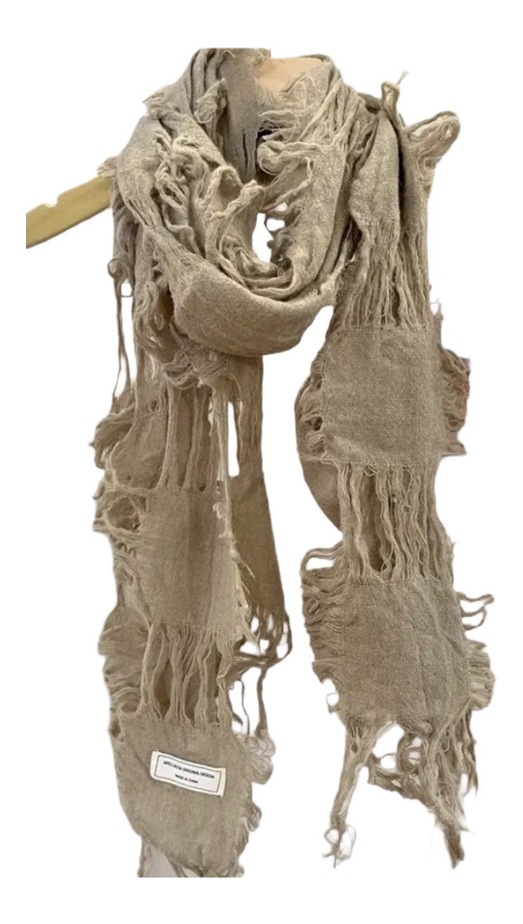 Écharpe beige en lambeaux