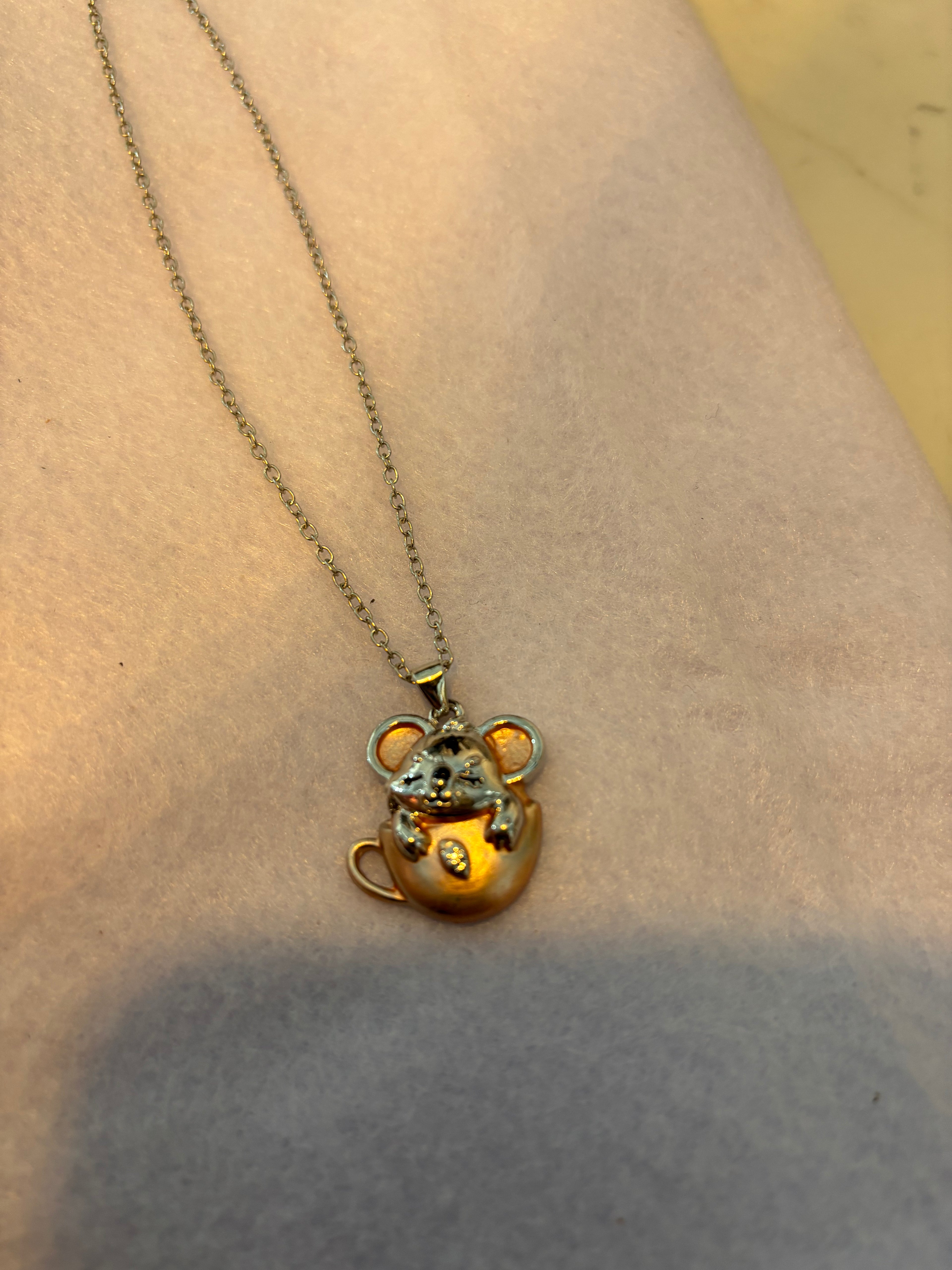 Collier Koala dans une tasse de thé