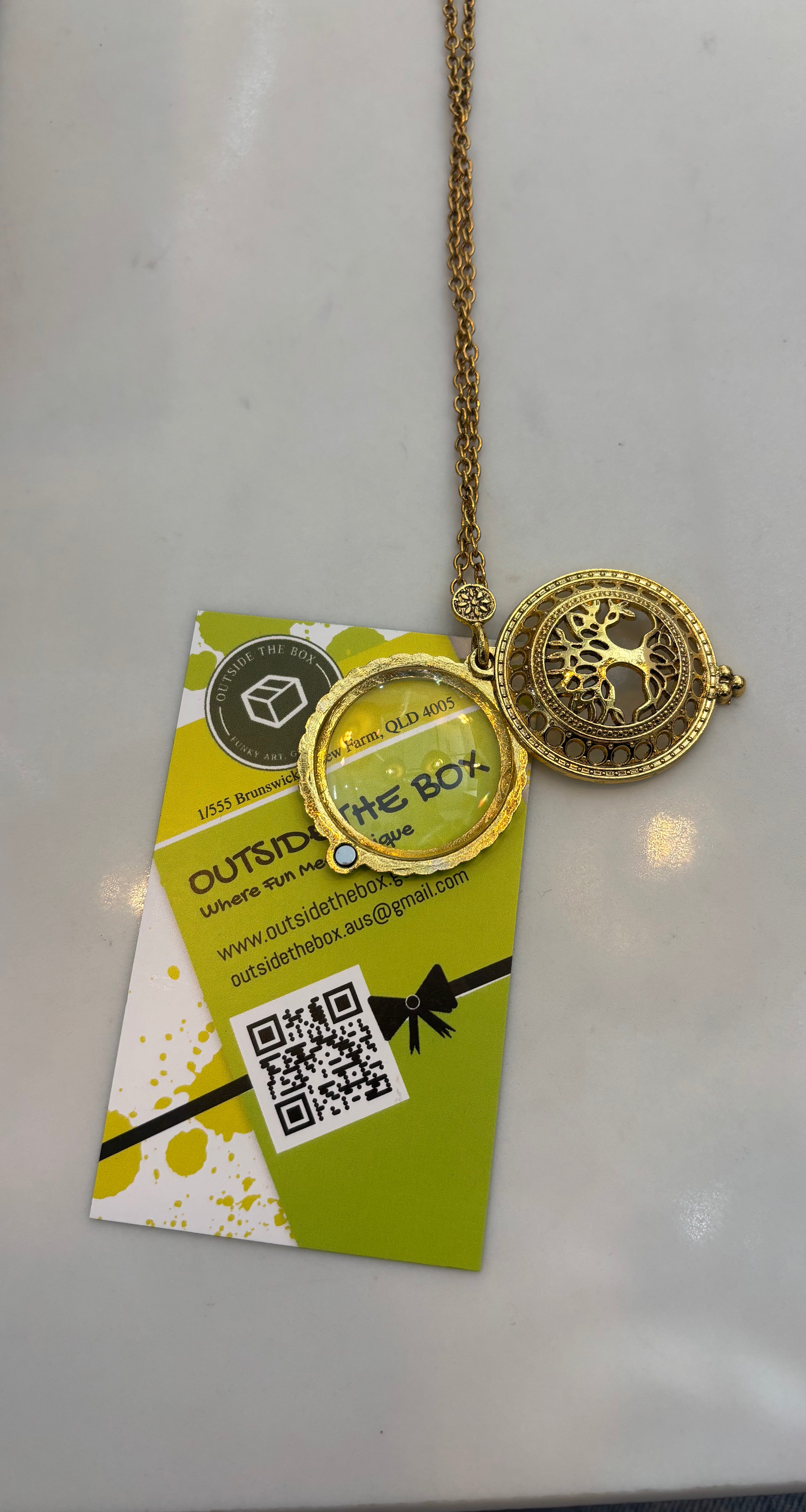 Necklace with magnifying glass