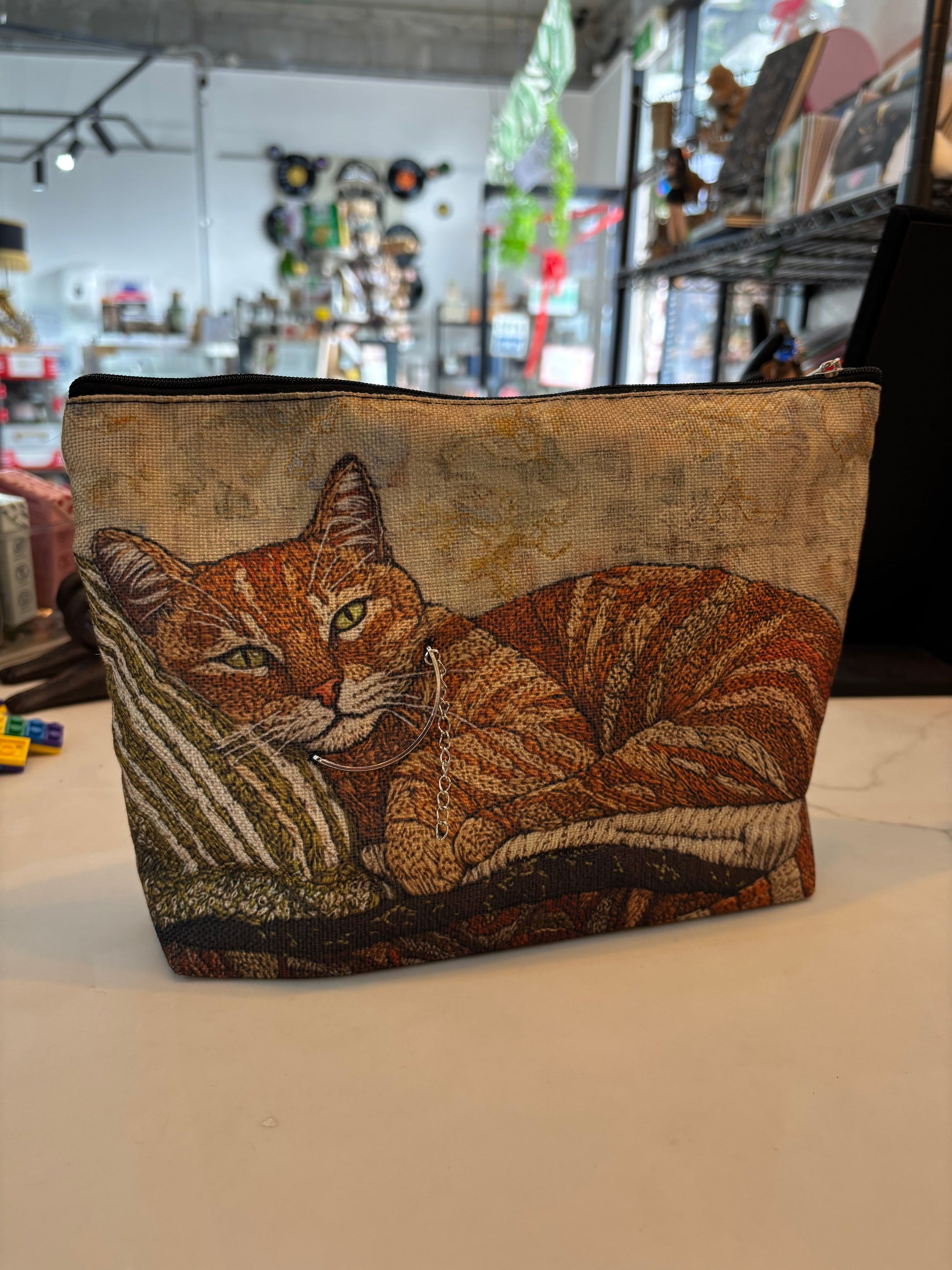 Tabby cat with 3-D silver collar pouch