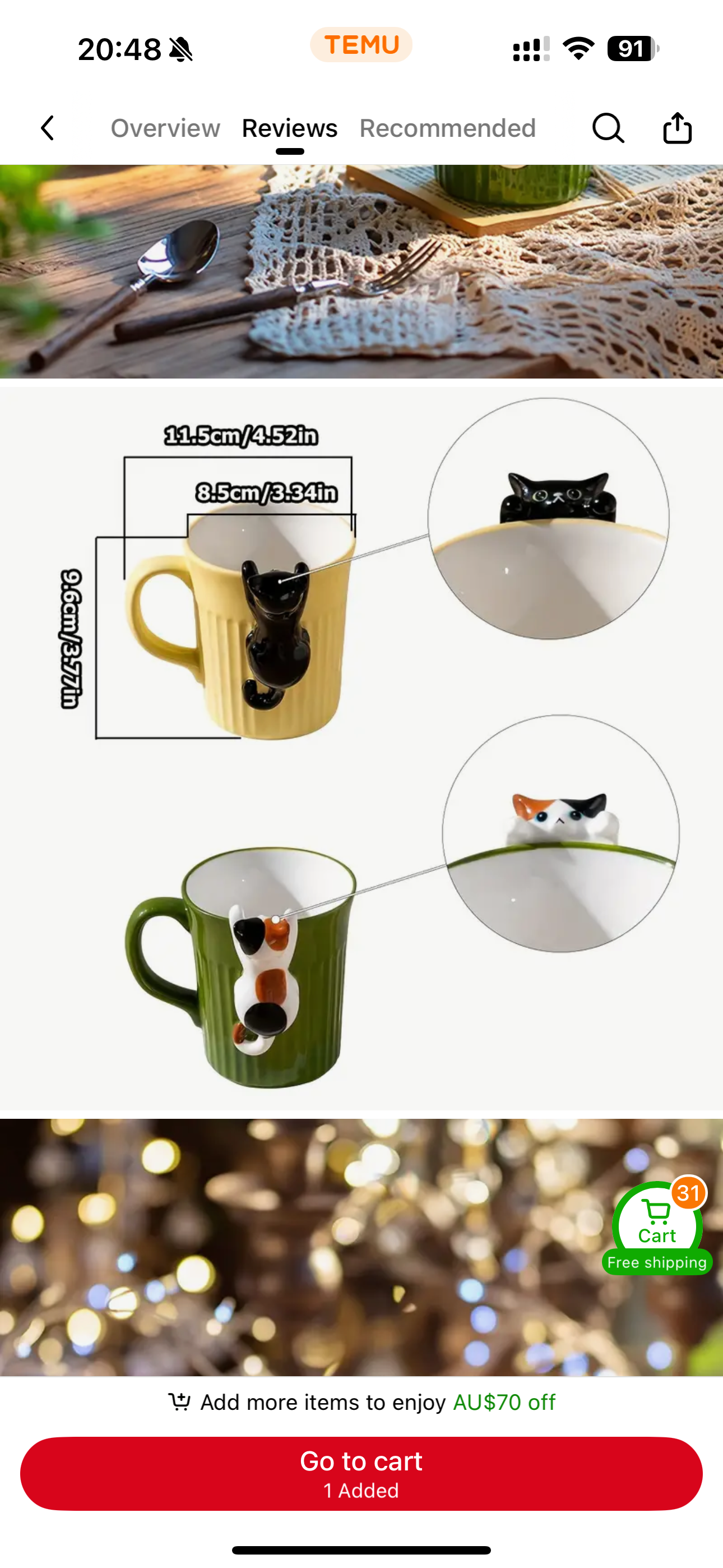 Chat suspendu sur une tasse à café
