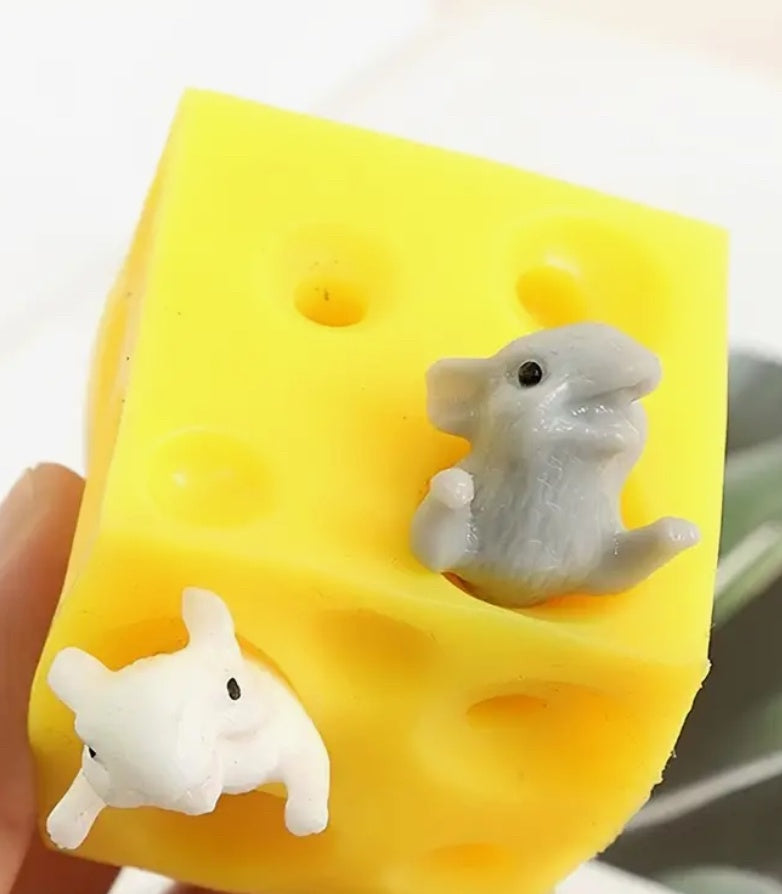Fromage spongieux avec 2 souris