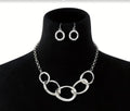 Ensemble de boucles d'oreilles et collier modernes