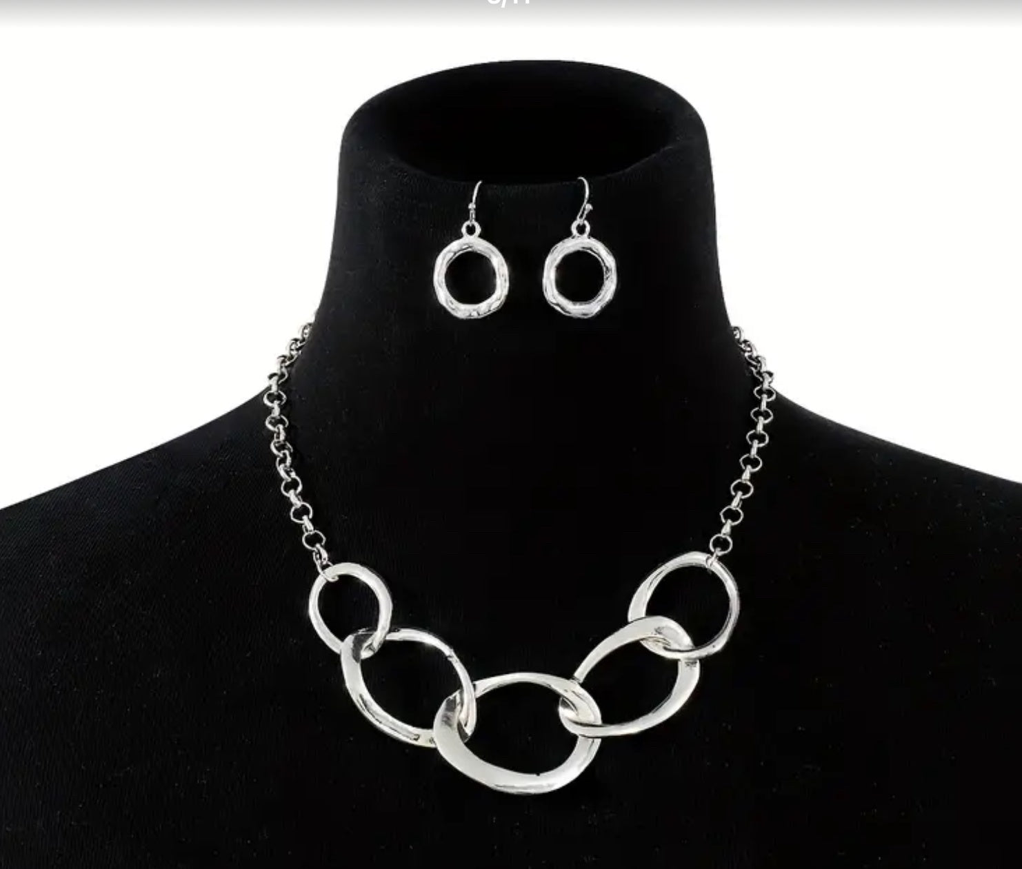 Ensemble de boucles d'oreilles et collier modernes
