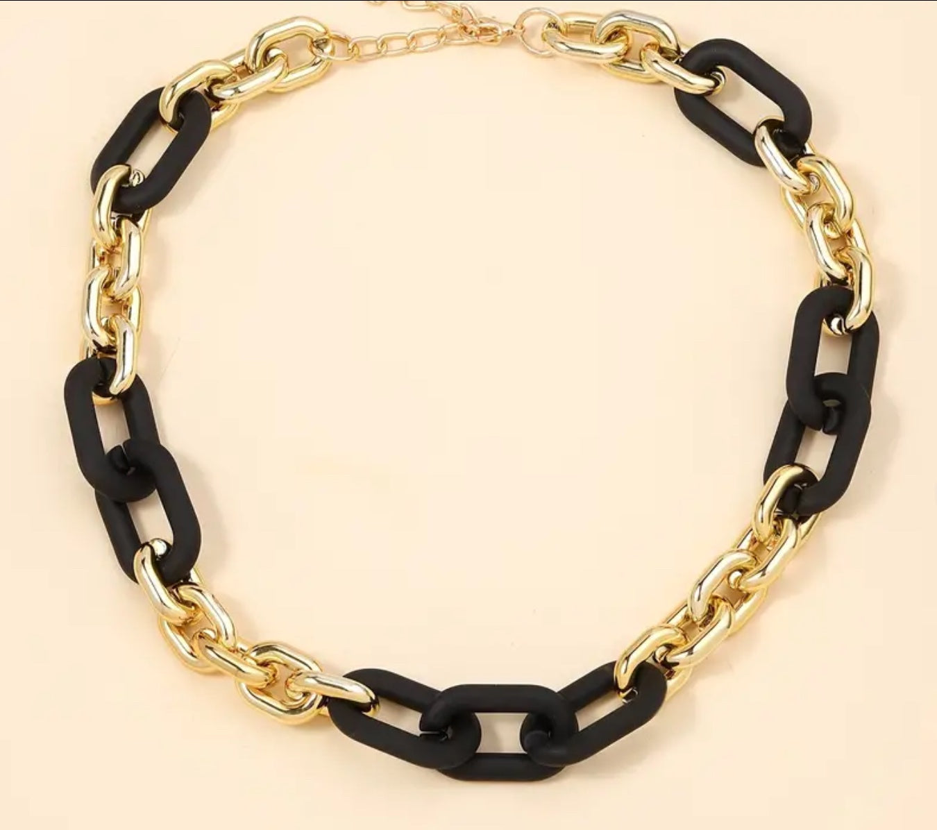 Collier chaîne en acrylique noir et or