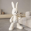 Statue de lapin tenant une assiette