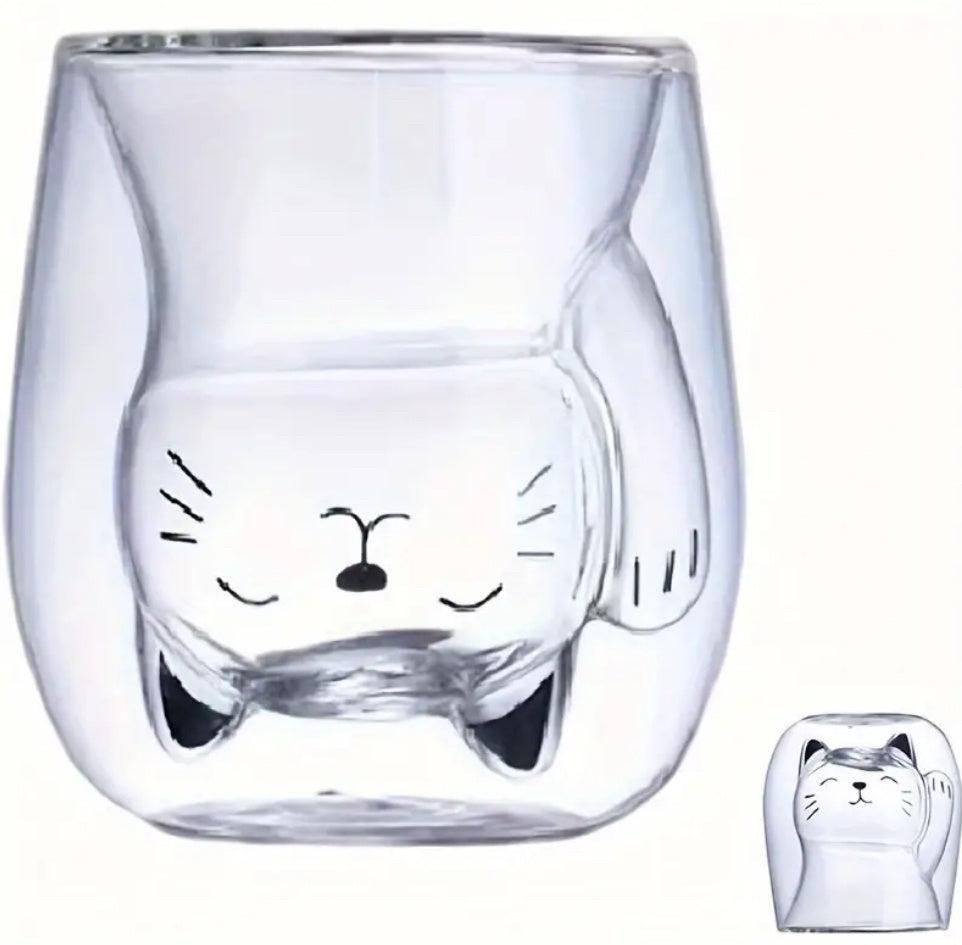 Chat agitant un verre à double paroi
