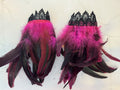 Menottes en dentelle rose et plumes