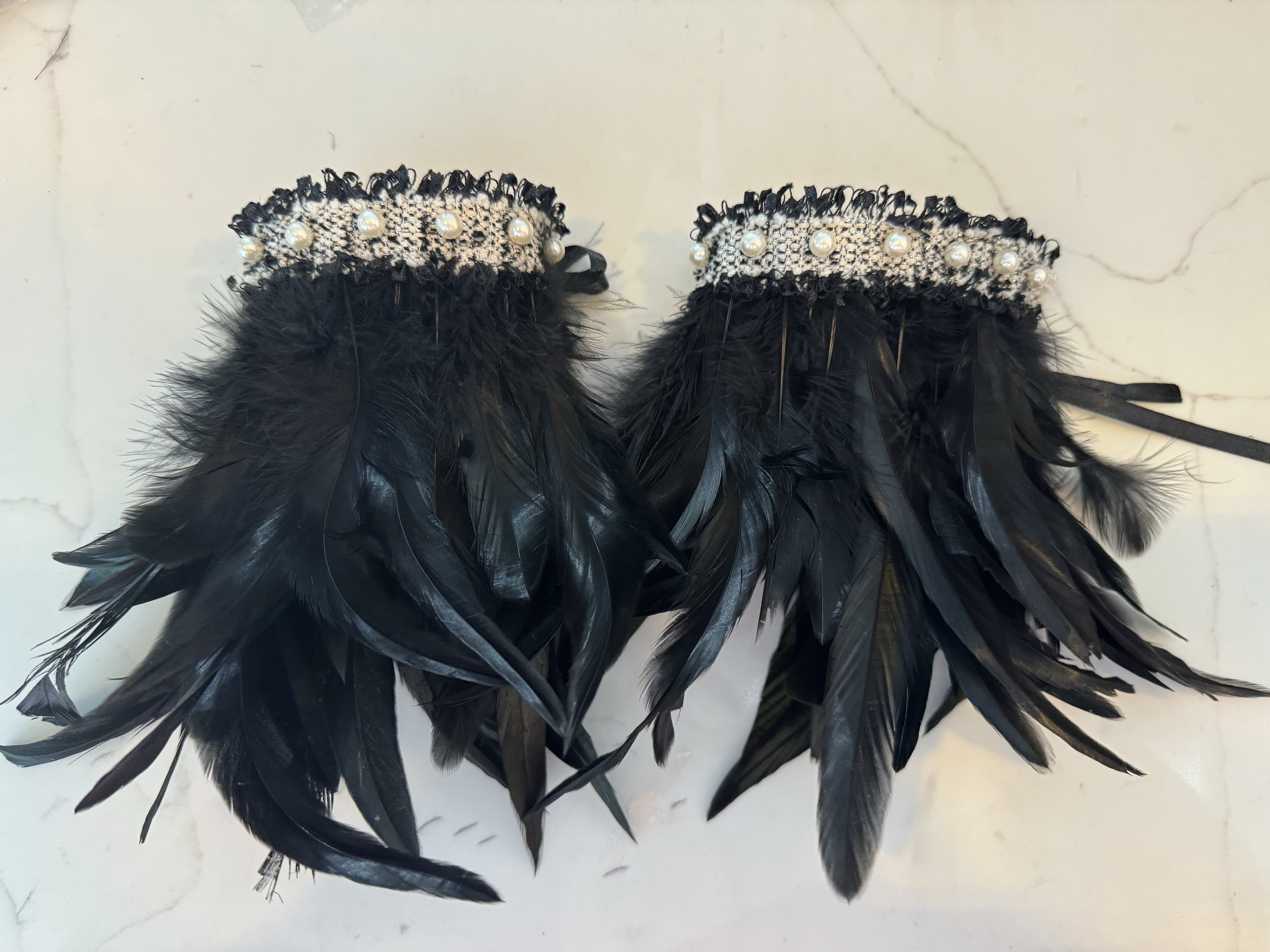 Manchettes en plumes et perles