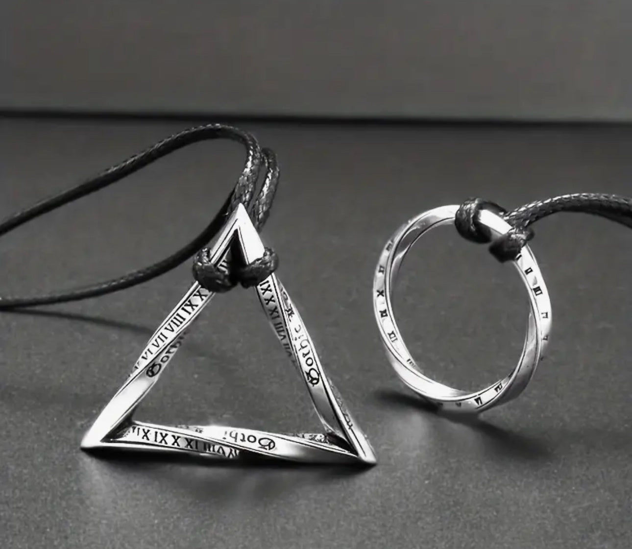 Collier en cuir noir avec pendentif anneau gravé porte-lunettes