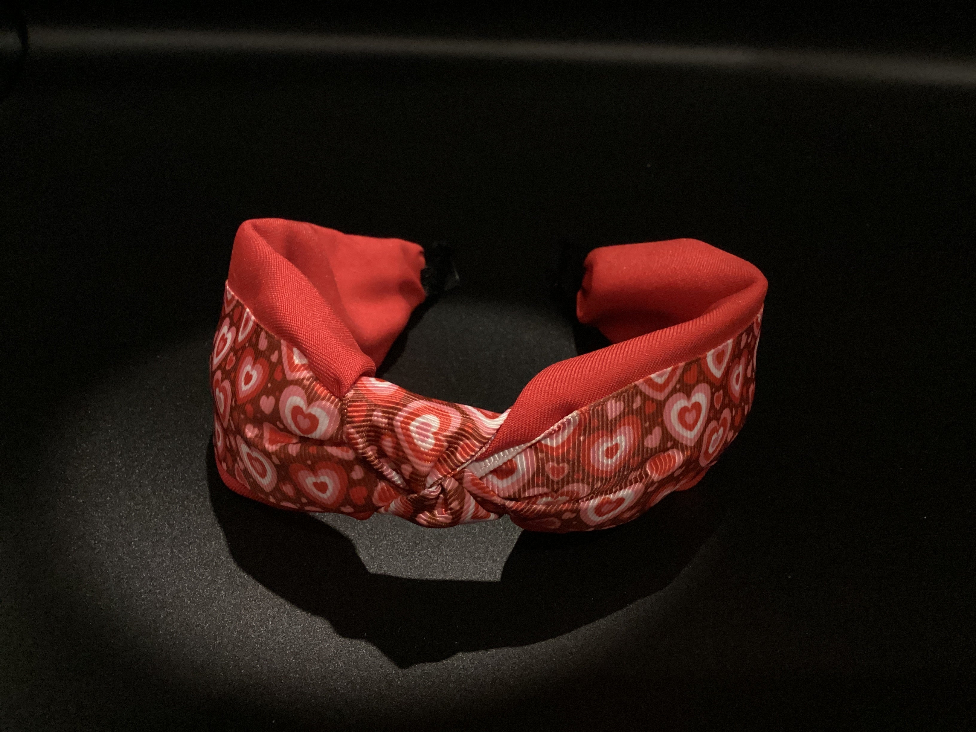 Bandeau rouge kaléidoscope à coeurs rouges