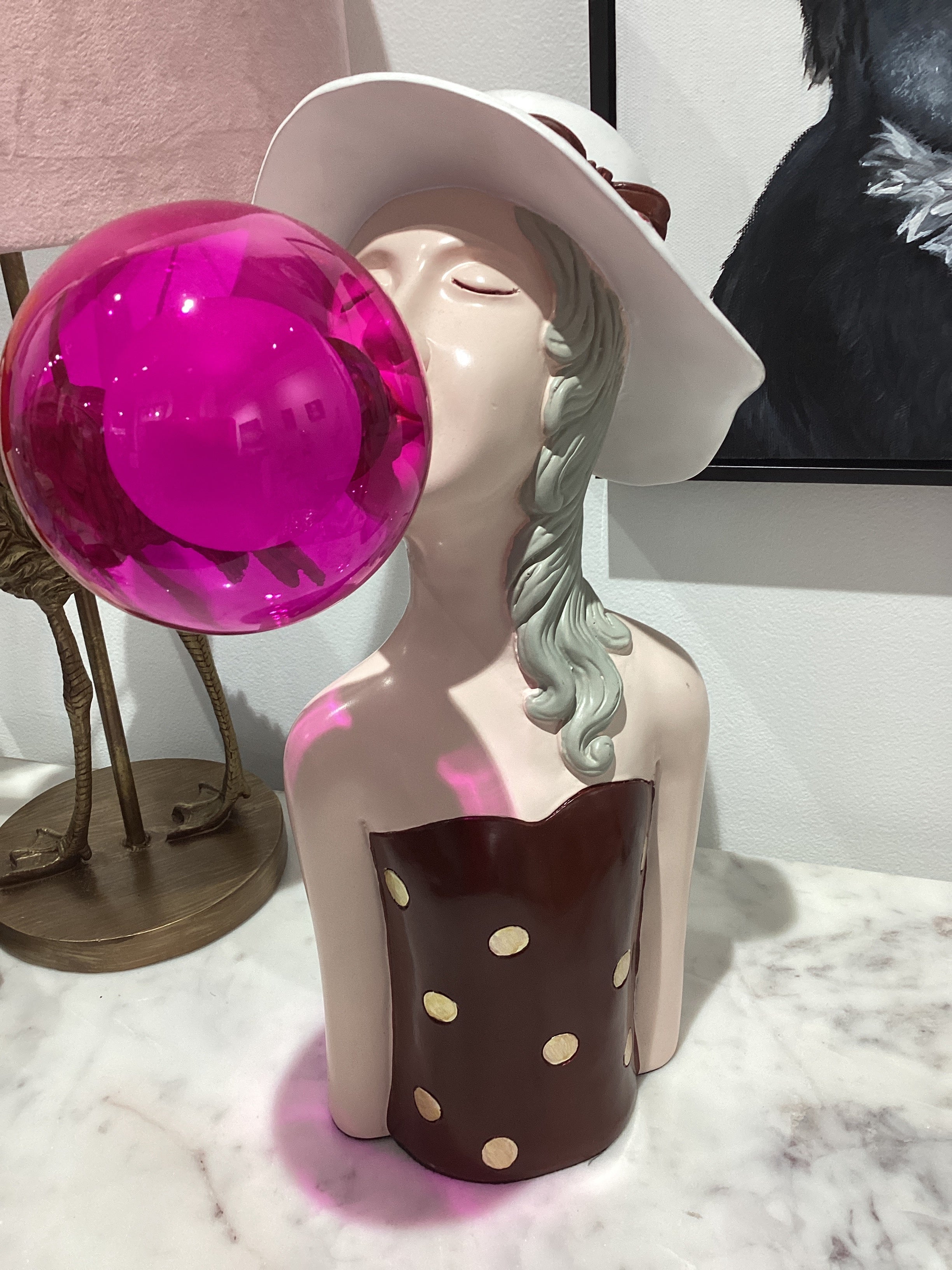Lampe fille chewing-gum avec chapeau blanc