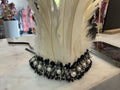 Collier ras du cou en perles et plumes en dentelle