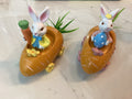 Lapins de Pâques dans une voiture carotte