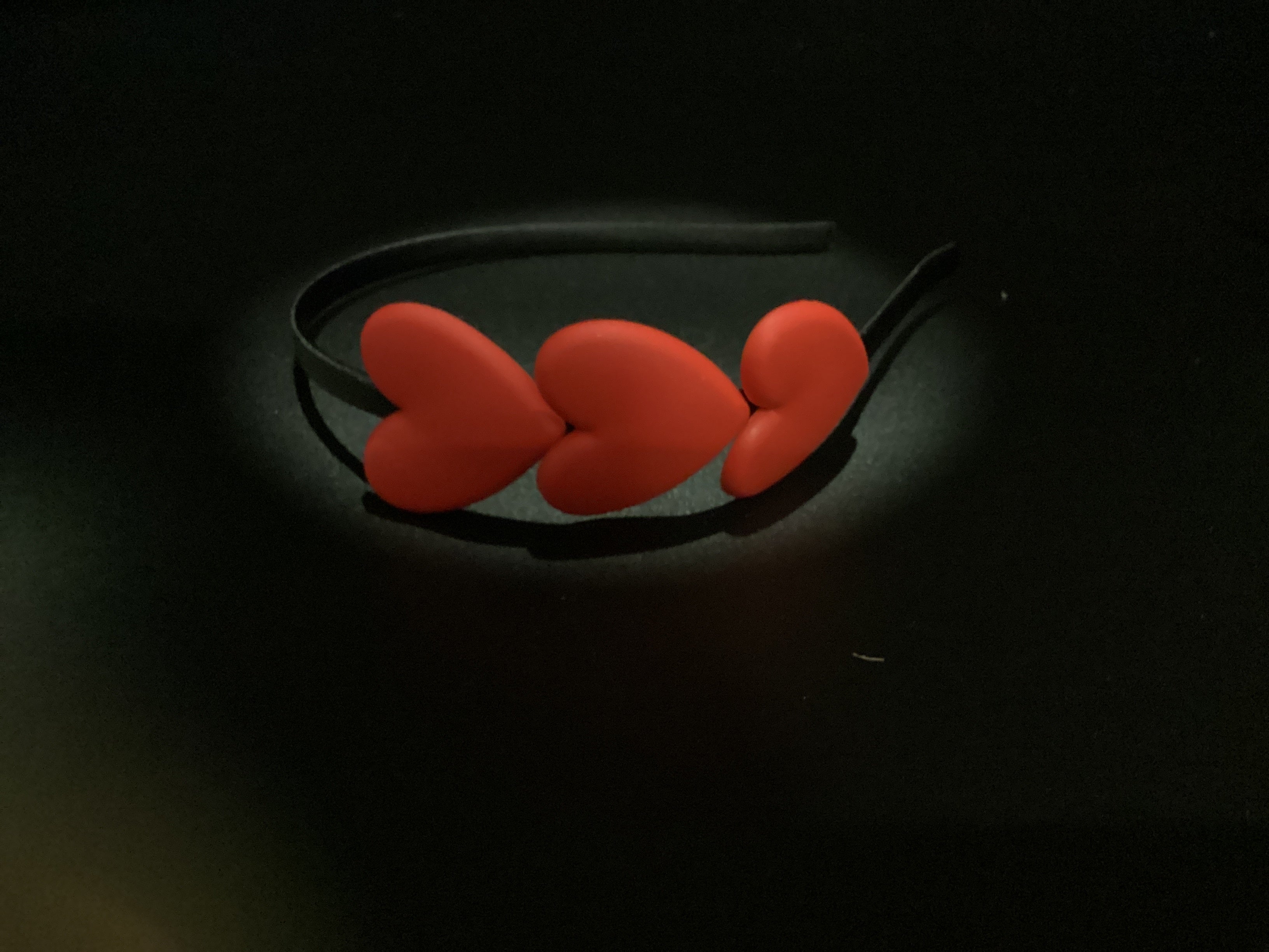 Bandeau noir avec coeurs en caoutchouc rouges